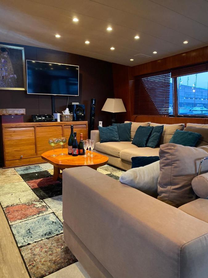 Amazing Boat To Sleep In Barcelona Hotel Sant Adria de Besos Exterior photo