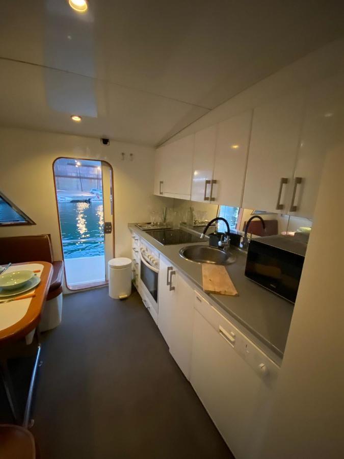 Amazing Boat To Sleep In Barcelona Hotel Sant Adria de Besos Exterior photo