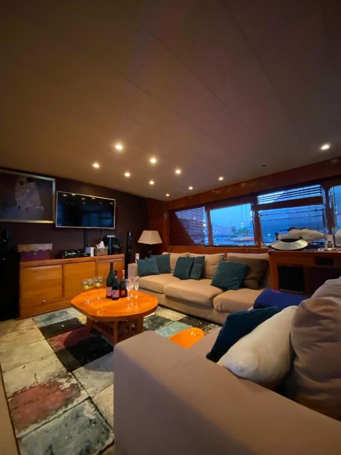Amazing Boat To Sleep In Barcelona Hotel Sant Adria de Besos Exterior photo