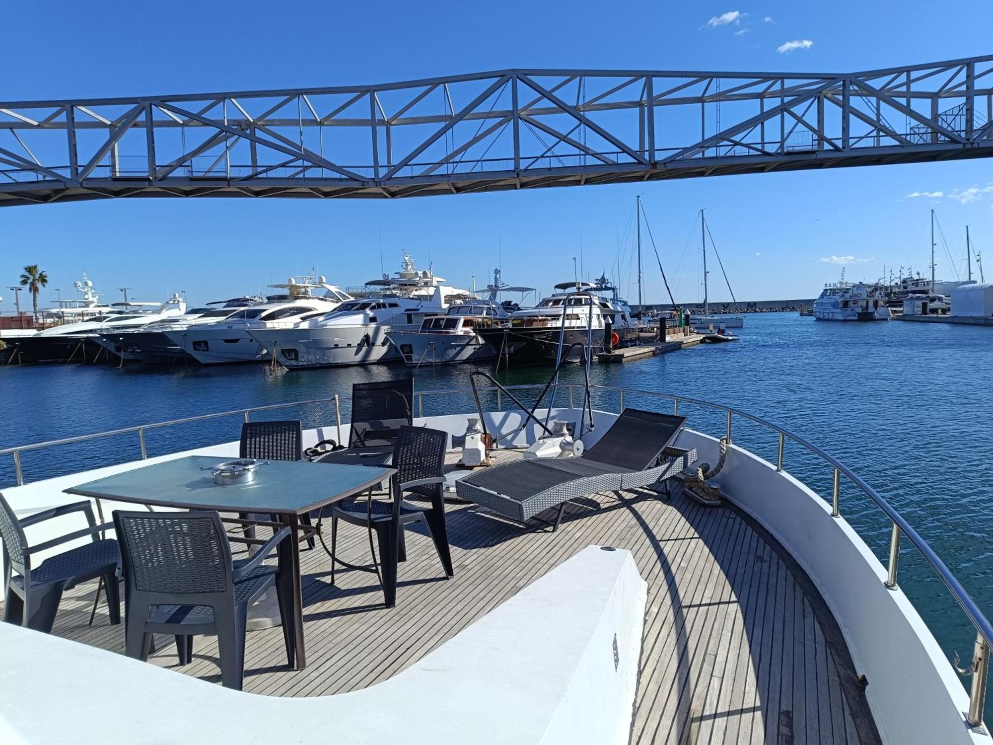 Amazing Boat To Sleep In Barcelona Hotel Sant Adria de Besos Exterior photo