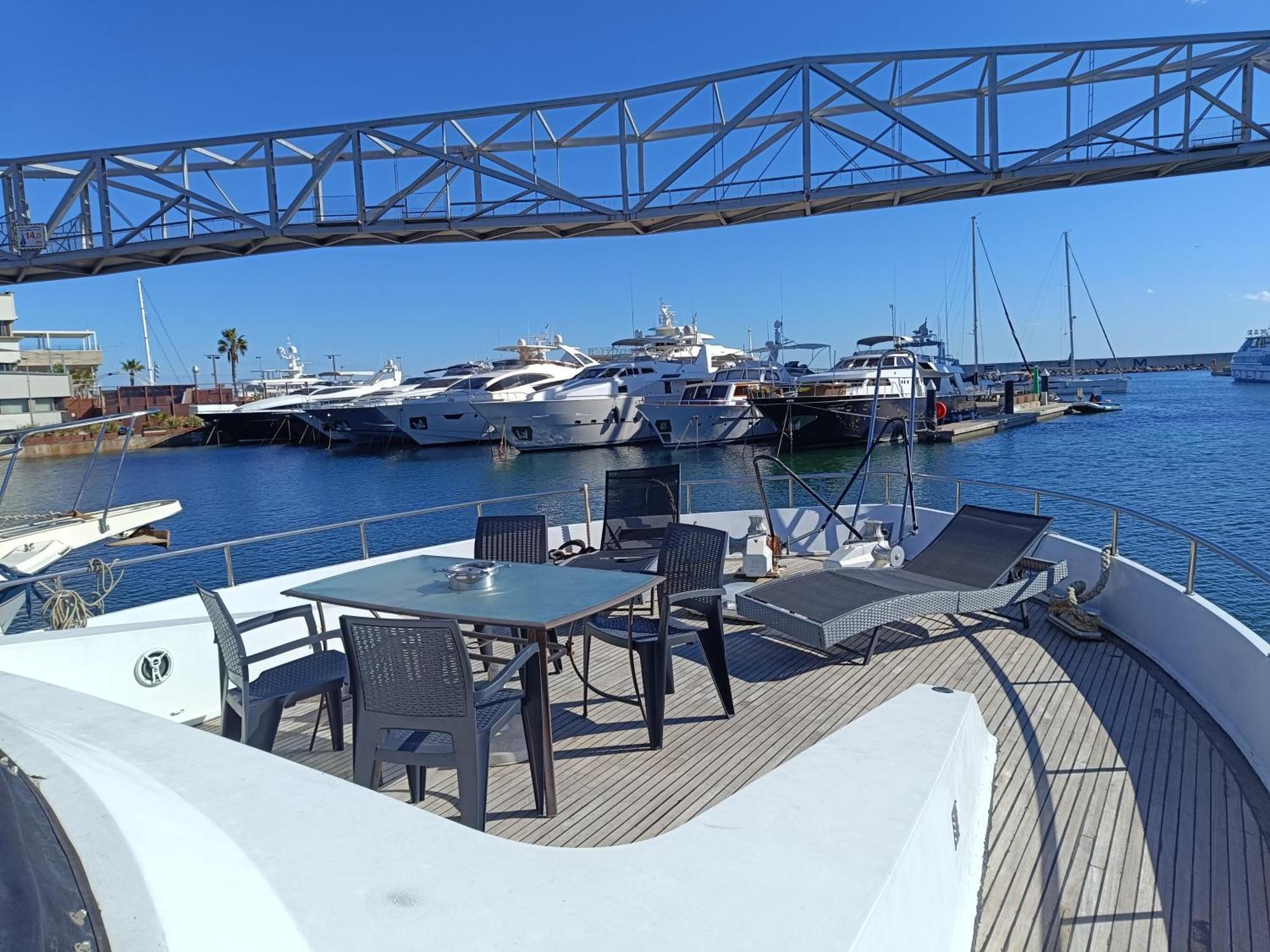 Amazing Boat To Sleep In Barcelona Hotel Sant Adria de Besos Exterior photo